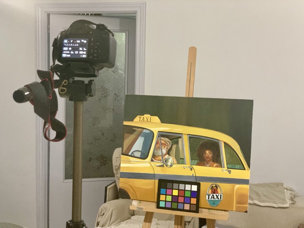 Cámara frente a un cuadro con carta de color.